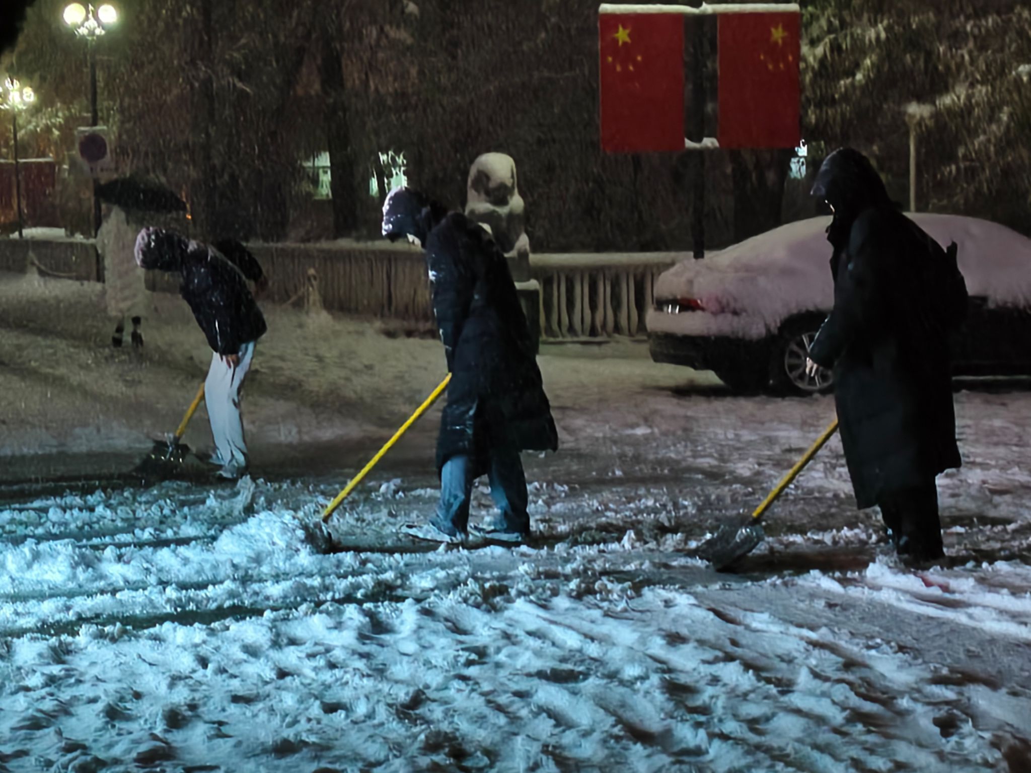 黑人av
学生开展义务扫雪除冰行动